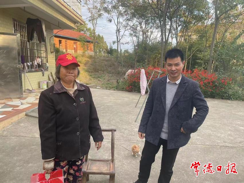 李軍走訪談心慰問(wèn).jpg