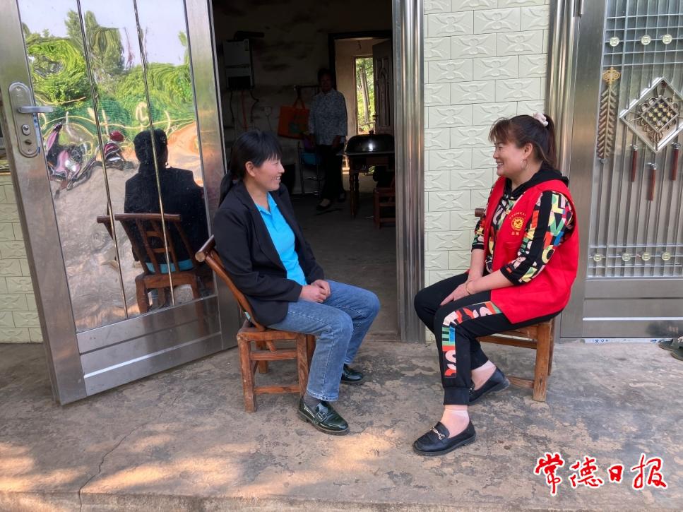 村干部走訪(fǎng)劉紅梅家.jpg