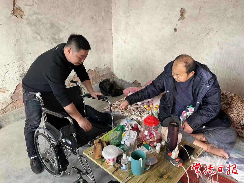 伍書記為術(shù)后的盛忠思送來(lái)輪椅.jpg