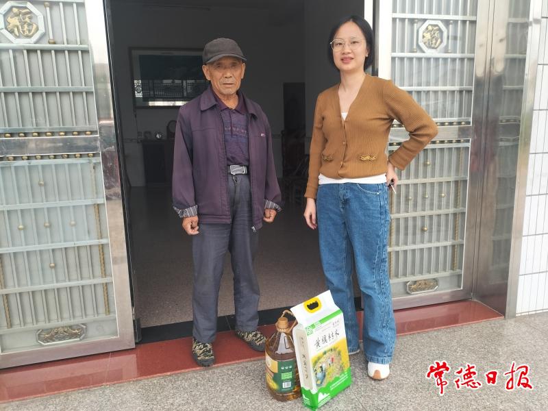 城頭山鎮(zhèn)盧洋副鎮(zhèn)長走訪護(hù)國村監(jiān)測戶黃大元，送去生活物資.jpg